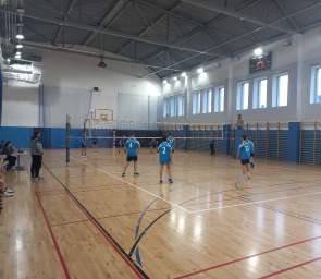 zawodnicy na boisku